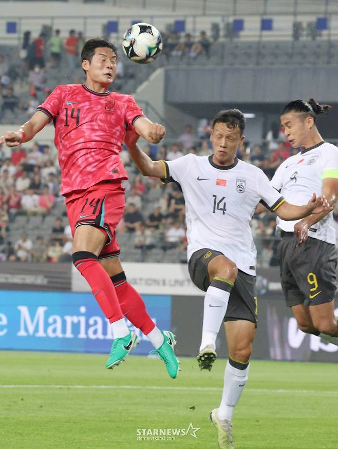 2025 동아시아축구연맹(EAFF) E-1 풋볼 챔피언십(동아시안컵) 한국-중국전이 7일 경기도 용인미르스타디움에서 열렸다. 대한민국 박승욱이 중국 가오 티안위와 공중볼을 다투고 있다. /사진=김진경 대기자