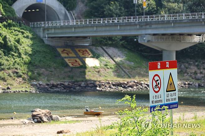 수영금지 알리는 표지판 (금산=연합뉴스) 강수환 기자 = 10일 오전 충남 금산군 제원면 천내리 기러기공원 인근 유원지에 '수영 금지구역'을 알리는 안내문이 설치돼 있다. 이곳에서는 전날 오후 6시 19분께 물놀이를 하던 20대 5명 중 4명이 실종됐다가 숨진 채 발견됐다. 2025.7.10 swan@yna.co.kr