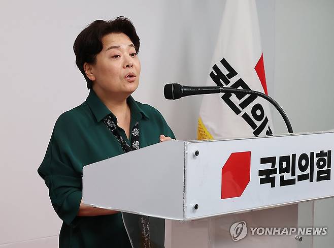 브리핑하는 윤희숙 혁신위원장 (서울=연합뉴스) 김주형 기자 = 국민의힘 윤희숙 혁신위원장이 10일 서울 여의도 당사에서 제1차 혁신위원회 회의 결과를 브리핑을 하고 있다. 2025.7.10 kjhpress@yna.co.kr