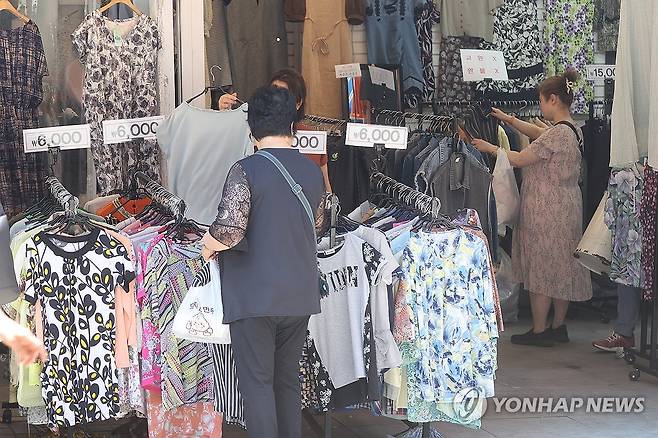 전국민 지원금 …내수에 단비될까 (서울=연합뉴스) 류효림 기자 = 22일 서울 남대문시장에서 시민들과 관광객들이 상점을 둘러보고 있다. 정부가 2차 추가경정예산안으로 전 국민에게 15∼50만원씩 민생회복 소비쿠폰을 지급하기로 하면서 실제 소비 진작 효과에 이목이 쏠린다. 2025.6.22 ryousanta@yna.co.kr