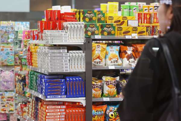 "편의점 내 취식불가"에 격분…컵라면 엎고 음료 뿌린 손님 입건