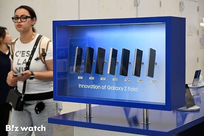 삼성전자가 오는 22일 출시하는 신제품 '갤럭시 Z 폴드7' 및 '갤럭시 Z 플립7'을 11일 서울 삼성 강남에서 전시하고 있다./사진=이명근 기자 qwe123@