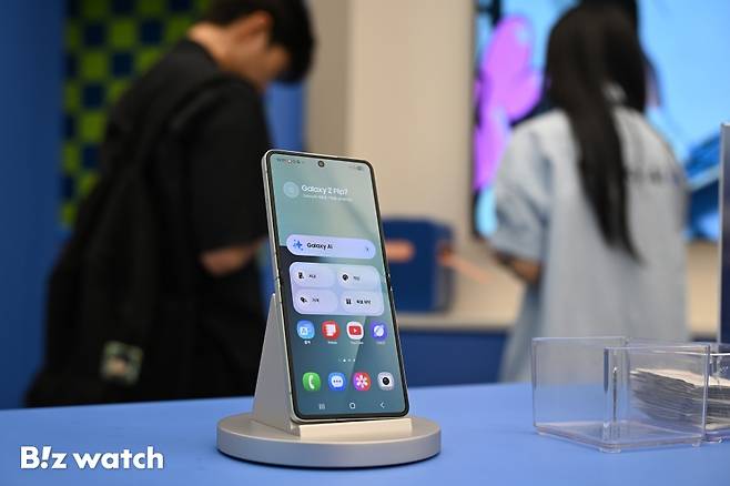 삼성전자가 오는 22일 출시하는 신제품 '갤럭시 Z 폴드7' 및 '갤럭시 Z 플립7'을 11일 서울 삼성 강남에서 전시하고 있다./사진=이명근 기자 qwe123@