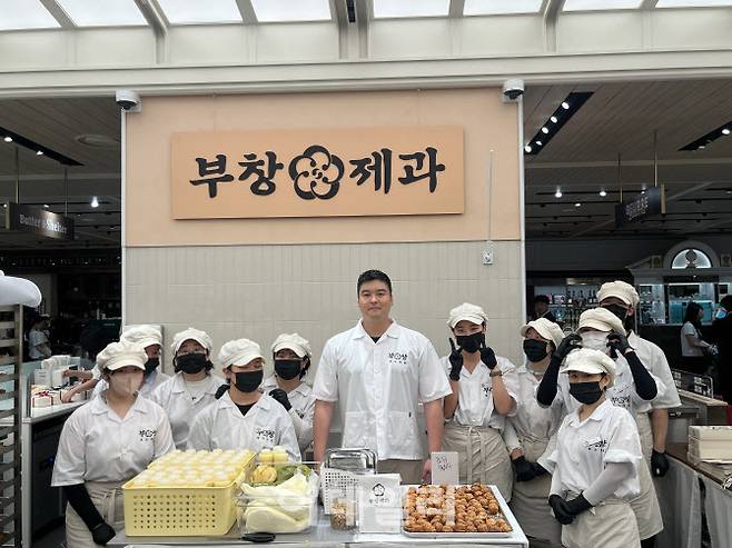 지난 7월 대전 신세계백화점에 마련된 부창제과 5호점 매장을 찾았던 이장우. (사진=FG)