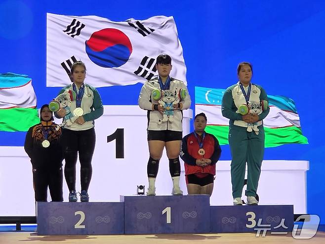 역대 유망주 이하은이 아시아주니어역도선수권에서 3관왕을 달성한 뒤 시상대에 올라 기념 촬영하고 있다. (대한역도연맹 제공)