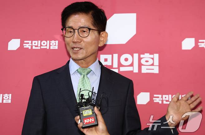 김문수 전 국민의힘 대선 후보가 4일 서울 여의도 국회에서 송언석 비상대책위원장 겸 원내대표와 면담한 뒤 브리핑을 하고 있다. 2025.7.4/뉴스1 ⓒ News1 김민지 기자