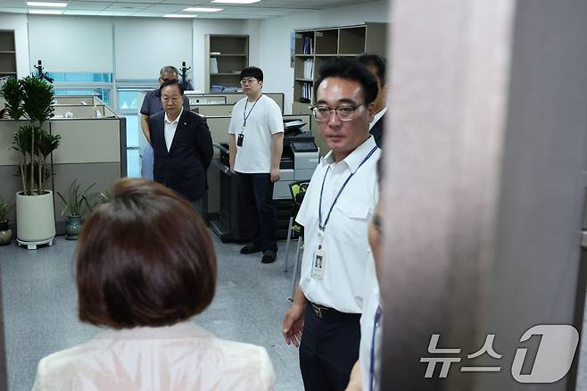 해병대원 순직사건 관련 의혹을 수사하는 이명현 특별검사팀이 11일 서울 여의도 국회 의원회관 임종득 국민의힘 의원 사무실을 압수수색 중인 가운데 한기호 의원이 임 의원 사무실로 들어서는 나경원 의원을 바라보고 있다. 2025.7.11/뉴스1 ⓒ News1 안은나 기자