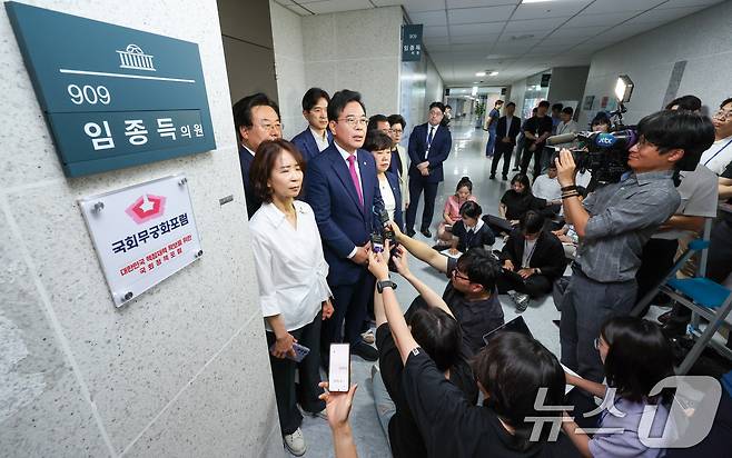 송언석 국민의힘 비상대책위원장 겸 원내대표가 11일 서울 여의도 국회 의원회관 임종득 국민의힘 의원 사무실 앞에서 해병대원 특검팀의 임 의원실 압수수색을 규탄하며 발언하고 있다. 2025.7.11/뉴스1 ⓒ News1 안은나 기자