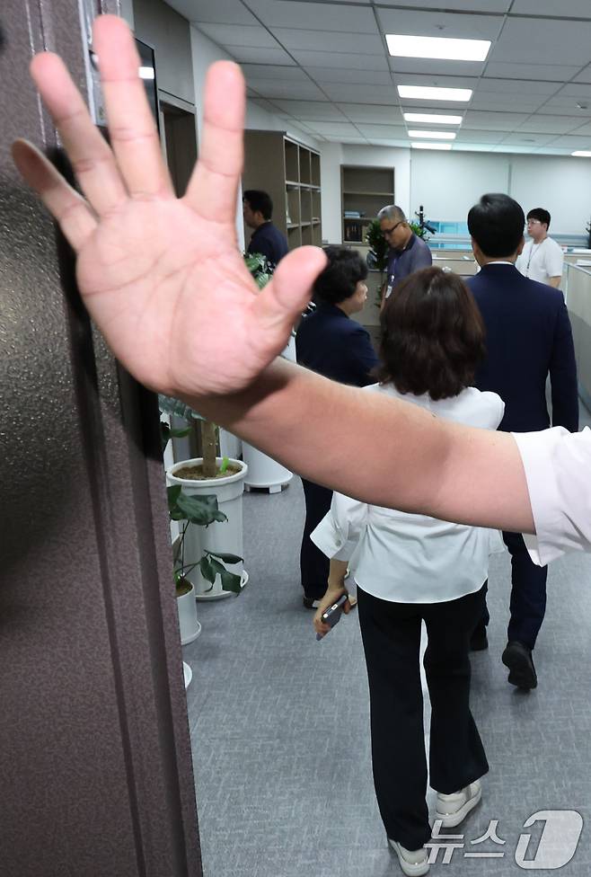 해병대원 순직사건 관련 의혹을 수사하는 이명현 특별검사팀이 11일 서울 여의도 국회 의원회관 임종득 국민의힘 의원 사무실을 압수수색 중인 가운데 송언석 비상대책위원장 겸 원내대표가 임 의원 사무실로 들어서고 있다. 2025.7.11/뉴스1 ⓒ News1 안은나 기자