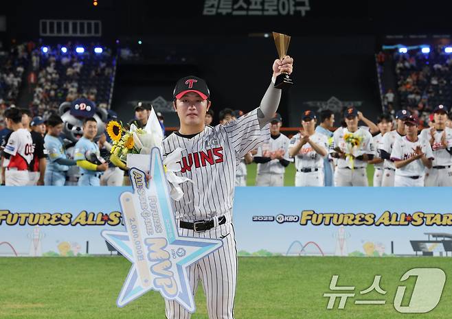 11일 대전 한화생명볼파크에서 열린 KBO 퓨처스 올스타전에서 MVP를 수상한 손용준이 포즈를 취하고 있다. 2025.7.11/뉴스1 ⓒ News1 김기태 기자