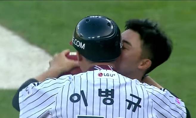 이병규 코치와 이승민이 뽀뽀를 하고 있다. 사진 | KBO