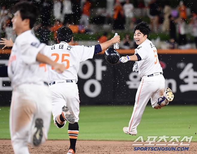 10일 대전 한화생명 볼파크에서 열린 한화와 KIA의 경기. 9회말 2사 만루. 끝내기 안타를 날린 문현빈. 대전=송정헌 기자songs@sportschosun.com/2025.07.10/