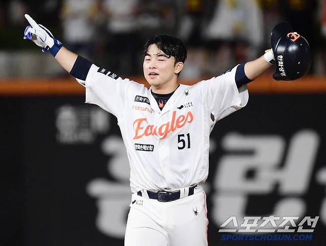 9회말 2사 만루. 끝내기 안타를 날린 문현빈.