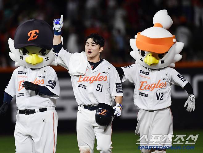 전반기 마지막 경기. 끝내기 안타를 날린 문현빈.