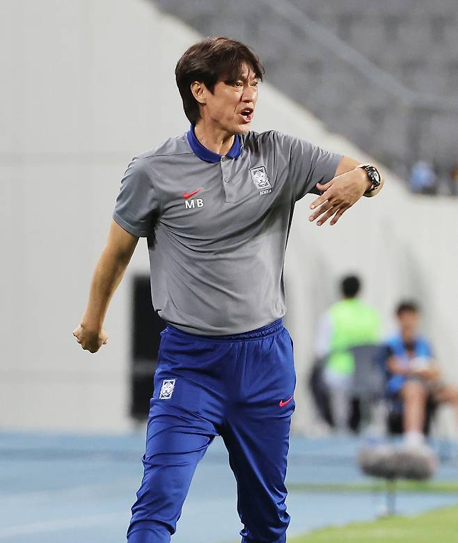 작전 지시하는 홍명보 감독
(용인=연합뉴스) 홍기원 기자 = 11일 경기도 용인미르스타디움에서 열린 2025년 동아시아축구연맹(EAFF) E-1 챔피언십(동아시안컵) 남자부 2차전 한국과 홍콩의 경기. 한국 홍명보 감독이 작전을 지시하고 있다. 2025.7.11