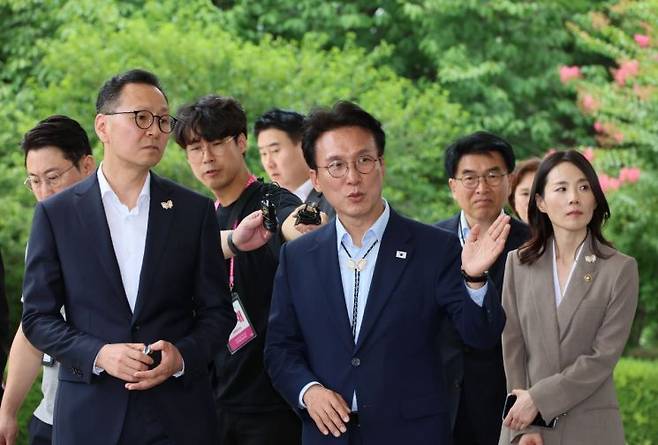 경주 APEC 정상회의 준비 상황 점검에 나선 김민석 국무총리(가운데)가 11일 국립경주박물관을 방문하고 있다. 2025.7.11 연합뉴스