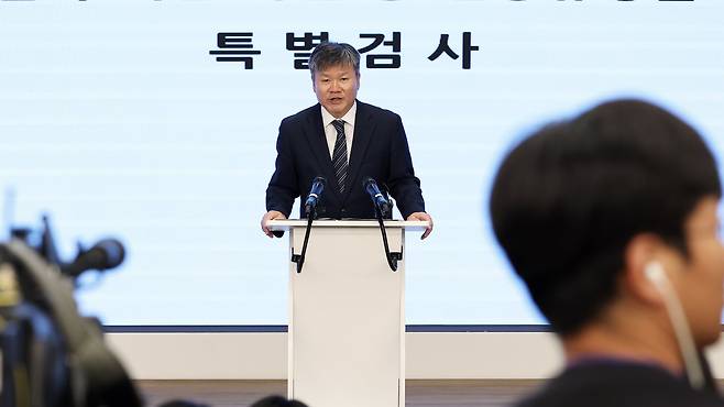 윤석열 전 대통령 부인 김건희 여사와 관련한 각종 의혹 사건을 수사하는 민중기 특별검사팀 문홍주 특검보가 9일 오후 서울 종로구 KT광화문빌딩에서 정례 브리핑을 하고 있다. /뉴스1