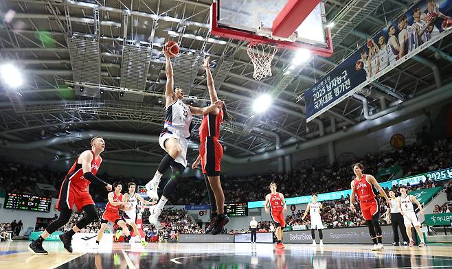 11일 안양 정관장 아레나에서 열린 2025 남자농구 국가대표 평가전 대한민국과 일본의 경기, 한국 여준석이 슛을 시도하고 있다. /뉴시스