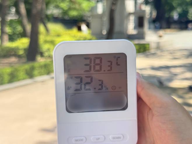 10일 오후 2시 서울 종로구 탑골공원에서 기온을 측정하자 38.2도가 기록됐다. /이호준 기자