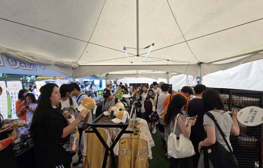 11일 KBO 퓨처스 올스타전이 열리는 이날 대전 한밭야구장에 마련된 'KBO 마켓'에 팬들이 물건을 고르고 있다. 이성현 기자