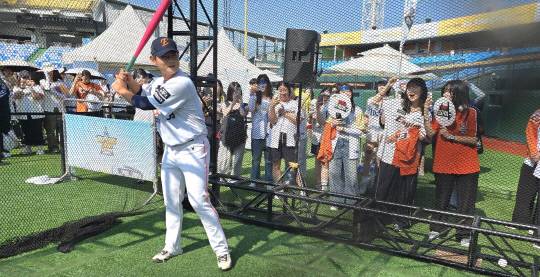 한화이글스의 차세대 스타 허인서가 11일 팬들과 함께하는 이벤트를 진행하고 있다. 이성현 기자