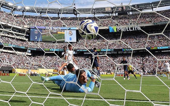 레알 마드리드(스페인)의 골키퍼 티보 쿠르투아(아래)가 10일 열린 2025 국제축구연맹(FIFA) 클럽월드컵 준결승전에서 후반 42분 파리 생제르맹(PSG·프랑스)의 공격수 곤살루 하무스에게 실점한 뒤 안타까운 표정을 짓고 있다. 이날 PSG는 레알 마드리드를 4-0으로 꺾고 결승에 진출했다. 이스트러더퍼드=신화 뉴시스