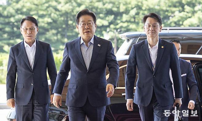 이재명 대통령이 11일 오전 서울 용산 대통령실로 출근을 하고 있다. 송은석 기자 silverstone@donga.com