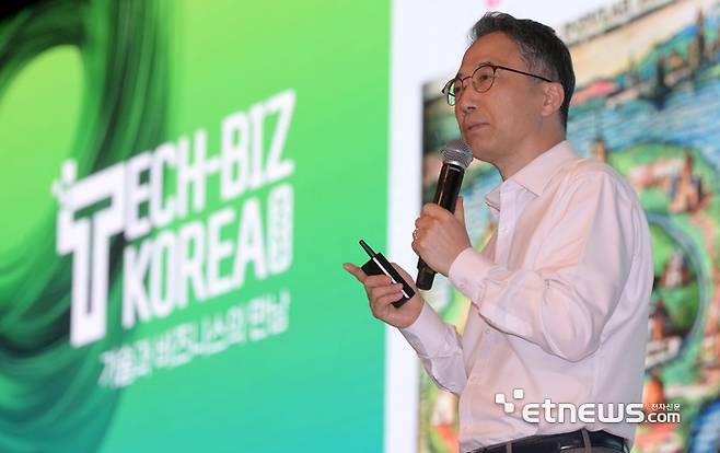 대전광역시와 대전창조경제혁신센터, 대전정보문화산업진흥원이 주최하고 전자신문이 주관한 '대전창업포럼 & 대전혁신포럼 with 테크비즈코리아'가 'AI와 창업의 미래'를 주제로 11일 대전컨벤션센터에서 열렸다. 최치호 한국과학기술지주 대표가 '기술과 사람이 만나 지역에 스파크를!'을 주제로 발표하고 있다. 김민수기자 mskim@etnews.com