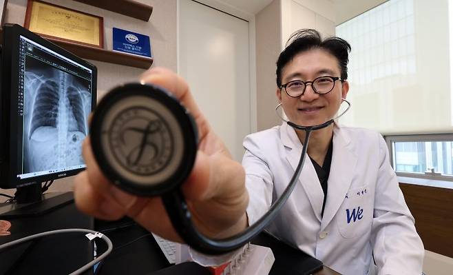 이광균 우리편한내과 원장이 청진기를 들고 안티에이징센터와 환자 진료에 대해 설명하고 있다. 사진=박범준 기자