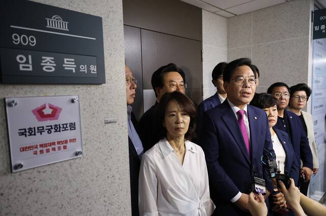 채 상병 사건 수사 외압 의혹을 수사하는 이명현 특별검사팀이 11일 서울 여의도 국회 의원회관 내 임종득 국민의힘 의원 사무실을 압수수색에 나서자, 송언석 국민의힘 비상대책위원장 겸 원내대표가 이에 항의해 입장을 밝히고 있다. 연합뉴스