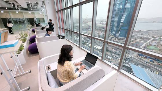 부산시는 일(Work) 삶(Live) 쉼(Play)이 조화로운 도시 부산을 위해 부산 동구 부산역 인근 아스티 호텔 24층에 개소한 ‘부산 워케이션 거점센터’. 송봉근 기자