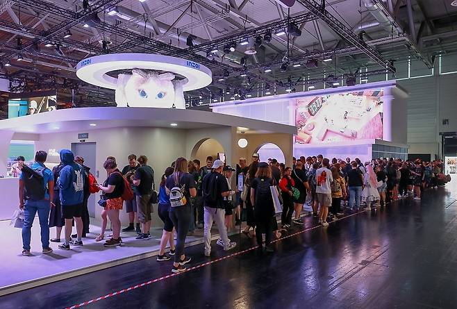 게임스컴 2024의 크래프톤 부스에서 관람객들이 ‘인조이’를 체험하고 있다. 사진=크래프톤