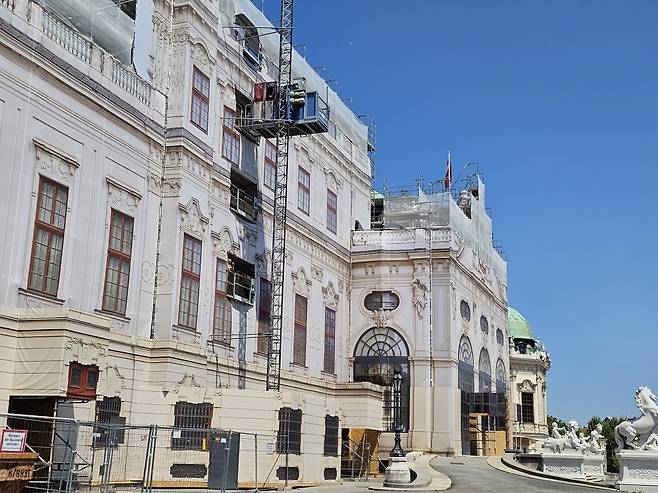 지난 4일 오스트리아 벨베데레 상궁 외관 공사가 진행 중인 모습. 빈=권용훈 기자