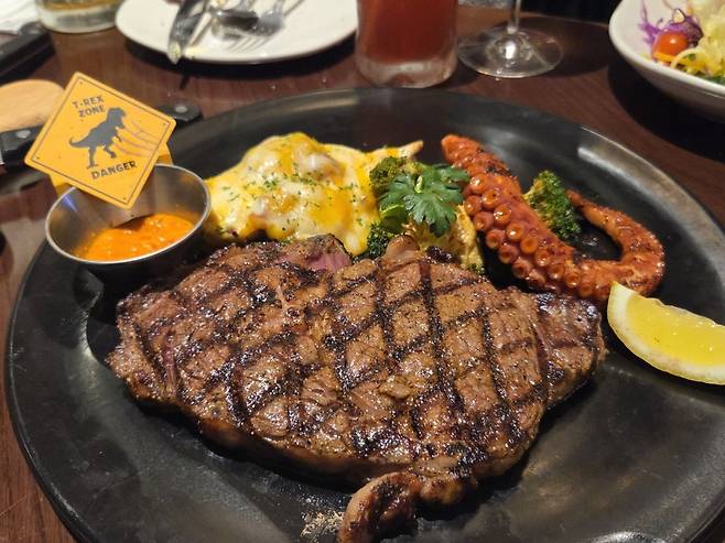 아웃백 블랙라벨 스테이크 쥬라기월드 에디션.