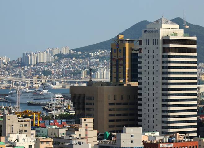 해양수산부가 임차하기로 한 IM빌딩(오른쪽 흰색건물)과 협성타워(왼쪽). 두 건물 모두 부산 1호선 부산진역 인근에 있고 북항 재개발지역과 멀지 않다. 연합뉴스