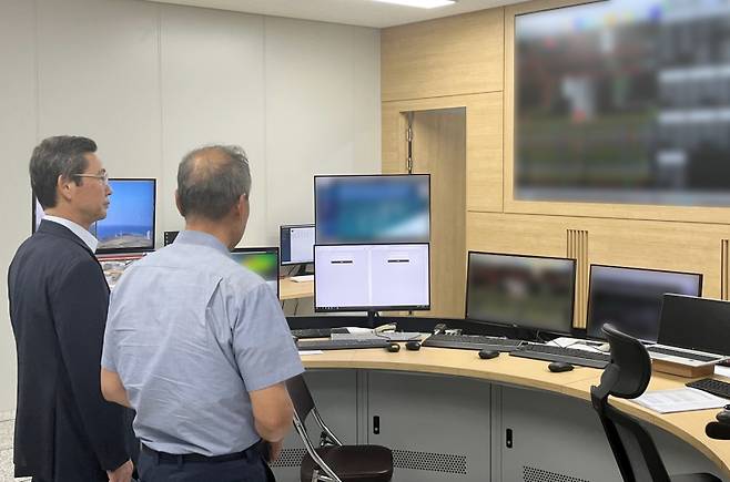 지난 10일 김태균 한국전력기술 사장(왼쪽)이 제주한림해상풍력 준공 후 시설 점검을 수행하고 있다. 한국전력기술 제공