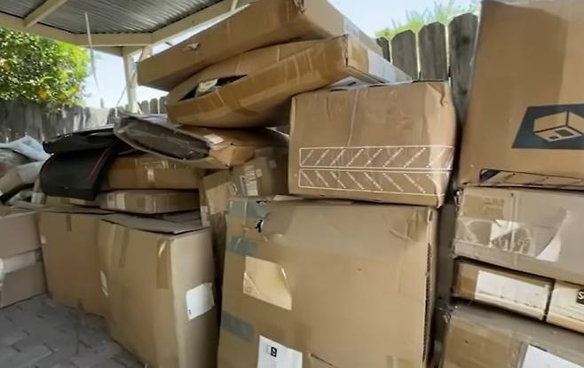 미국 캘리포니아주에 사는 케이의 집 차고에 아마존 택배 상자들이 쌓여 있는 모습./사진=유튜브 채널 'ABC7 뉴스'