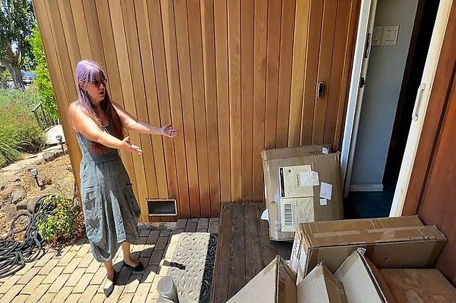 미국 캘리포니아주에 사는 케이의 집 현관문 앞에 아마존 택배 상자들이 쌓여 있는 모습./사진=유튜브 채널 'ABC7 뉴스'