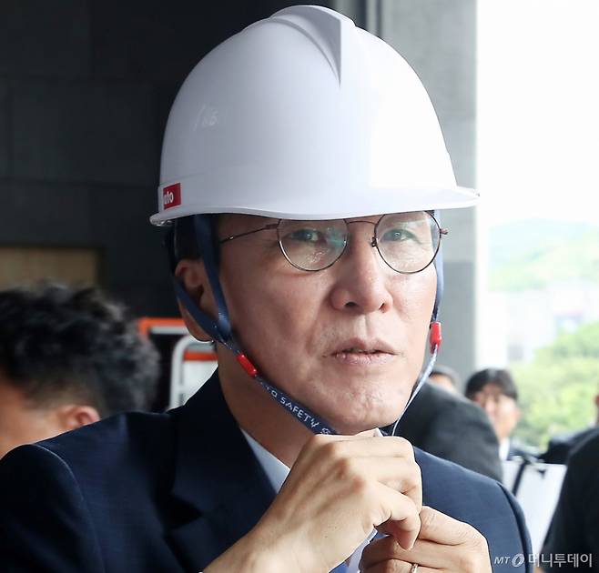 김민석 국무총리가 11일 오전 경북 경주화백컨벤션센터를 찾아 APEC 정상회의 미디어센터 건립 현장 상황을 점검하기 위해 안전모를 쓰고 있다. /사진=뉴스1