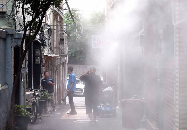 "여기가 그나마 좀 낫네". 사진은 지난 8일 서울 용산구 동자동 쪽방촌에서 주민들이 쿨링포그 아래에서 더위를 피하고 있는 모습. /사진=뉴스1