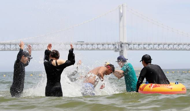 "더위에는 물 놀이가 최고". 무더위가 기승을 부린 지난 1일 개장한 부산 수영구 광안리해수욕장을 찾은 관광객들이 물놀이를 즐기며 더위를 식히고 있다. /사진=뉴스1