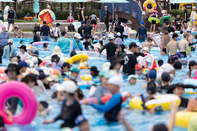 "물반, 사람반". 무더운 날씨가 이어지고 있는 지난 6일 서울 광진구 뚝섬 한강공원 수영장이 북적이고 있다. /사진=뉴스1