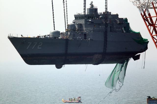 15년전 인양되던 천안함 : 2010년 3월 26일 북한 어뢰 공격으로 침몰된 천안함이 같은 해 4월 24일 수면 위로 들어 올려지고 있다. 한·미·일 합참의장은 11일 경기 평택2함대사령부를 방문, 천안함기념관을 참배할 예정이다. 연합뉴스