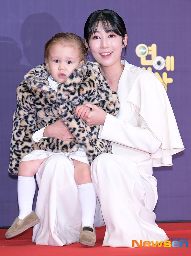 젠 사유리, 뉴스엔DB