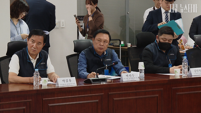 지난 5월 29일 국회에서 열린 'SPC 중대재해 대책과 예방, 책임주체 강화를 위한 긴급 간담회'에 한국노총 전국식품노련 소속 SPC노조 간부들이 참석했다. 참석자는 왼쪽부터 박갑용 한국노총 산하 전국식품노련 위원장(전 파리크라상 노조위원장), 박인수 SPC그룹 노동조합협의회 의장(샤니 노조위원장), 김인혁 SPC삼립 노조위원장.