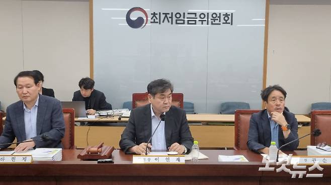 왼쪽부터 하헌제 상임위원, 이인재 최저임금위원회 위원장, 권순원 공익위원 간사. 김민재 기자