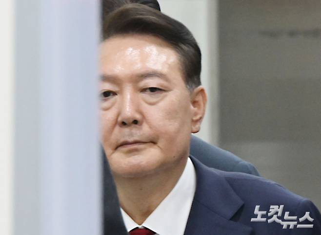 12·3 불법계엄 사태로 특검 수사를 받는 윤석열 전 대통령이 9일 서울 서초구 서울중앙지방법원에서 열린 구속 전 피의자 심문(영장실질심사)을 마치고 대기 장소인 서울구치소로 이동하고 있다. 사진공동취재단