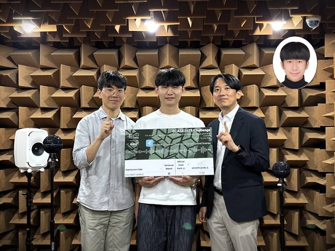 권영후 석박사통합과정, 김도환 석사과정, 최정우 교수, 이동헌 박사(왼쪽부터). KAIST 제공