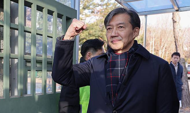 자녀 입시 비리와 청와대 감찰 무마 등 혐의로 기소돼 징역 2년 형이 확정된 조국혁신당 조국 전 대표가 지난 2024년 12월 16일 경기도 의왕 서울구치소 앞에서 수감되기 전 지지자들을 향해 주먹을 쥐어보이고 있다. 연합뉴스