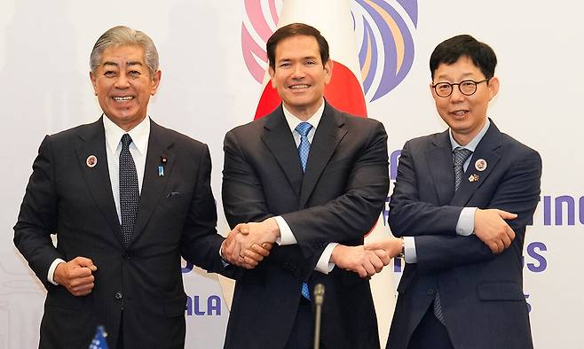 박윤주 외교부 제1차관(오른쪽)이 11일 말레이시아 쿠알라룸푸르에서 열린 한미일 외교장관 회의에 앞서 마코 루비오 미국 국무장관(가운데), 이와야 다케시 일본 외무상과 기념 촬영하고 있다. 외교부 제공